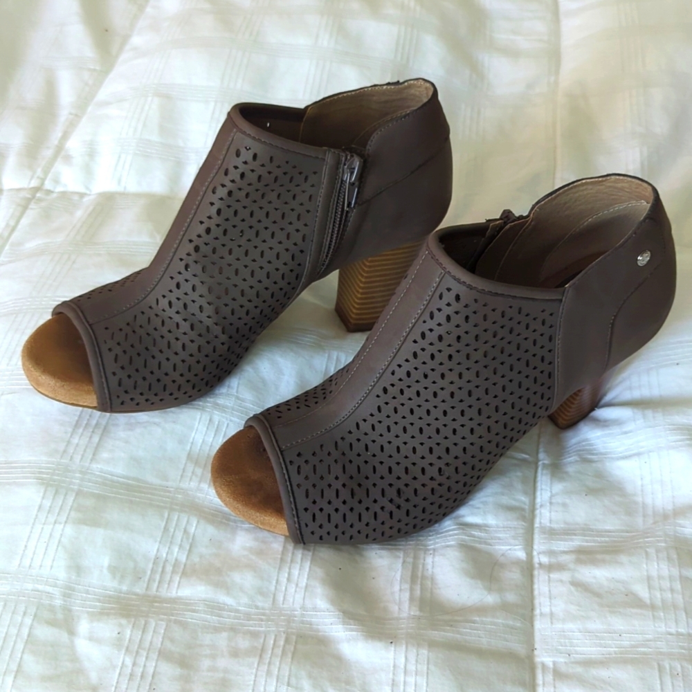 Giani Bernini Alanny Perforated Booties Peep Toe Taupe Chunky Heel Shoes, Sz 9